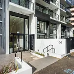 Tree-Lined Studio On High Level With Skytower View