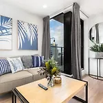 Tree-Lined Studio On High Level With Skytower View